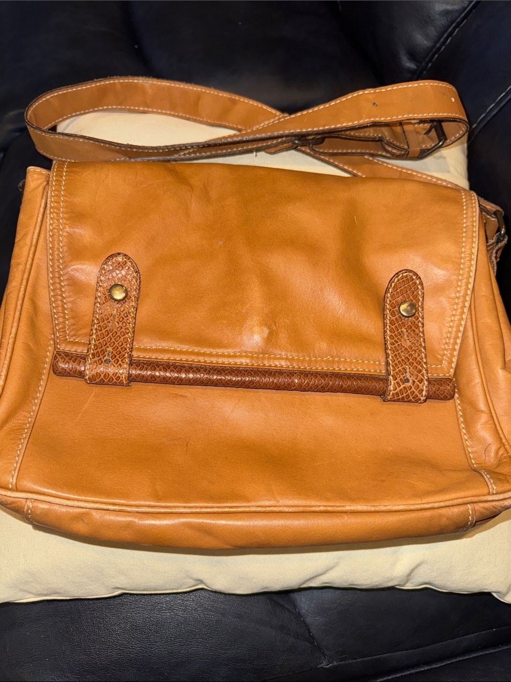 Cuero Vaca(Cow Leather) Vntg Tan Shoulder Bag W/ Flap Close. Made in Argentina